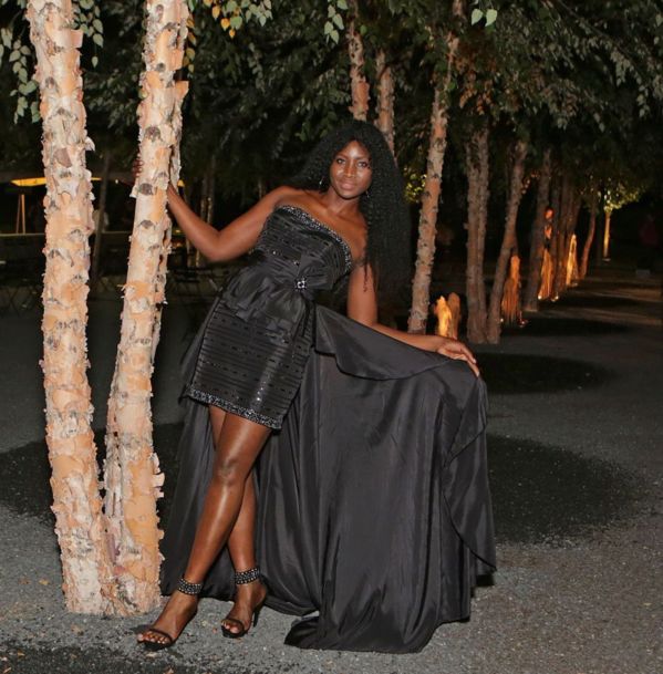 Binata Goudiaby avec sa belle robe se promenant sur les allées de Caroline du Nord aux Etats-Unis