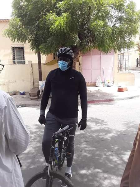 Vidéo - Regardez comment le ministre Abdou Karim Fofana se détend en se baladant sur un vélo dans sa commune...