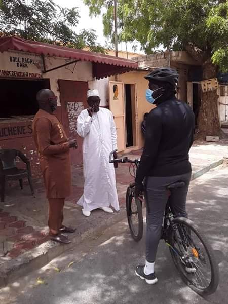 Vidéo - Regardez comment le ministre Abdou Karim Fofana se détend en se baladant sur un vélo dans sa commune...