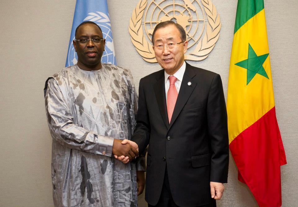 La poignée de main entre Macky Sall et Ban Ki Moon La poignée de main entre Macky Sall et Ban Ki Moon