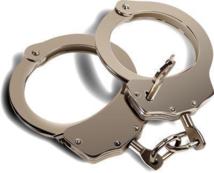 Un célébre Dj surpris en train de forcer la main d’une jeune fille de 14 ans pour une pipe