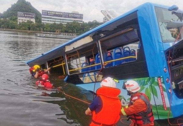 Chine: Un bus plonge dans un lac, au moins 21 morts dont des lycéens qui passaient le baccalauréat