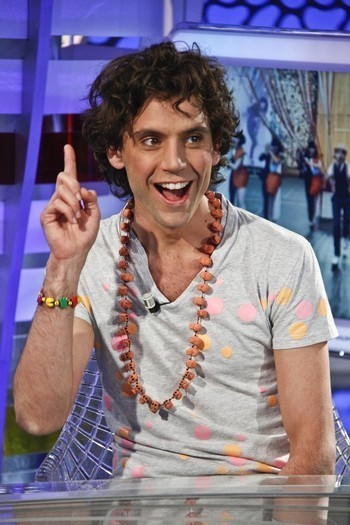 Mika se lâche dans une boîte gay