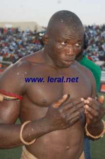Sale temps pour le lutteur Gambien
