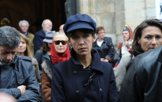 DIAPO Sophie Marceau bouleversée aux obsèques de Claude Pinoteau