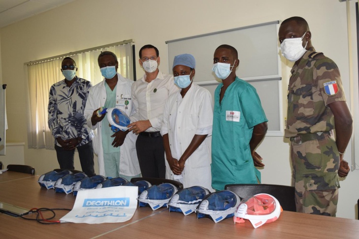 Eléments français au Sénégal : 60 masques de plongée Décathlon remis pour sauver des malades de la COVID-19.