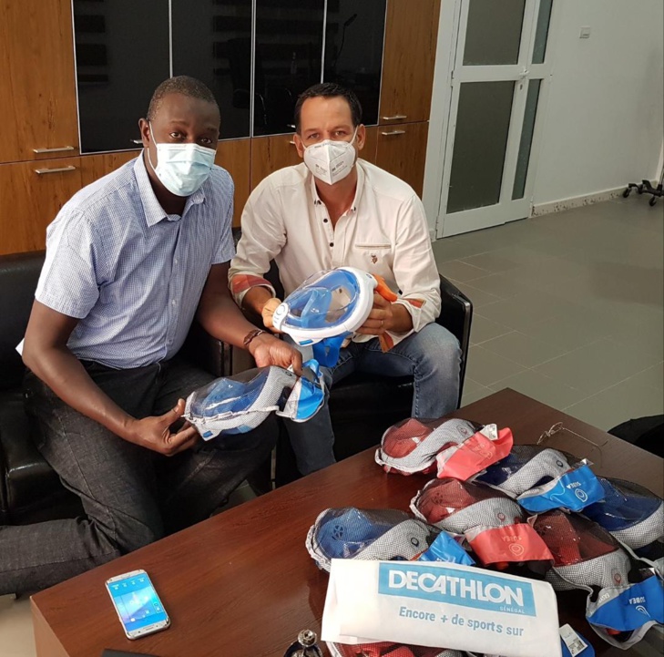 Eléments français au Sénégal : 60 masques de plongée Décathlon remis pour sauver des malades de la COVID-19.