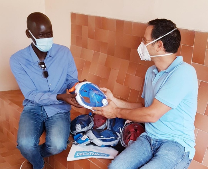 Eléments français au Sénégal : 60 masques de plongée Décathlon remis pour sauver des malades de la COVID-19.