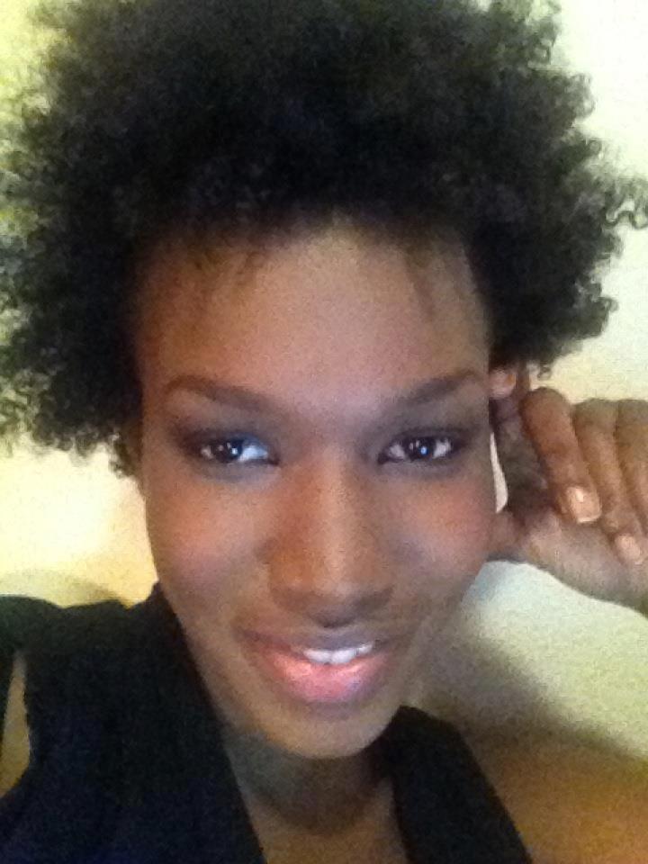 La miss "Black France", Mbathio Bèye adopte un look au style afro