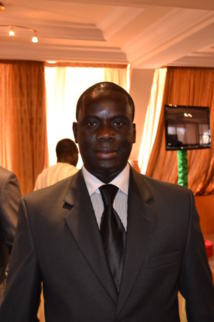 El Hadji Malick Gakou remet le drapeau national aux Lionnes du football, mercredi