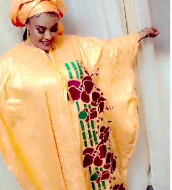 Photos - L'actrice Adja resplendissante dans un grand boubou. Admirez !