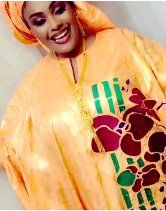 Photos - L'actrice Adja resplendissante dans un grand boubou. Admirez !