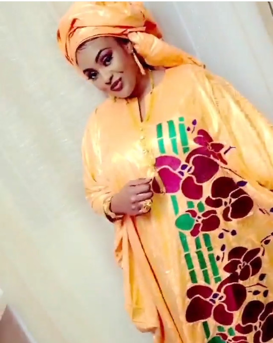 Photos - L'actrice Adja resplendissante dans un grand boubou. Admirez !