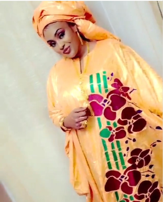 Photos - L'actrice Adja resplendissante dans un grand boubou. Admirez !