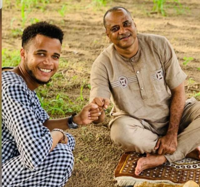 Willy tout souriant, son père mi-sourire et pensif : La première image de Luc Nicolaï à côté de son fils