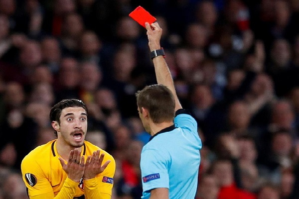 Football: tousser de façon délibérée sera désormais passible d'un carton rouge, décide l'Ifab
