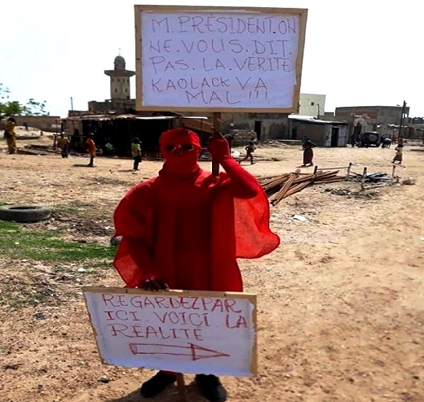 Macky Sall à Kaolack: un porteur de pancarte qui déplorait l’état de leur localité, arrêté par la police