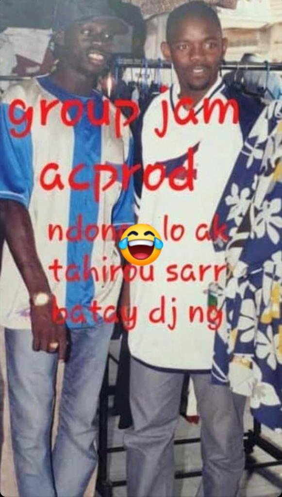 Cette ancienne photo de feu Ndongo Lô avec son ami Tahirou Sarr, marchand ambulant, fait le buzz actuellement !