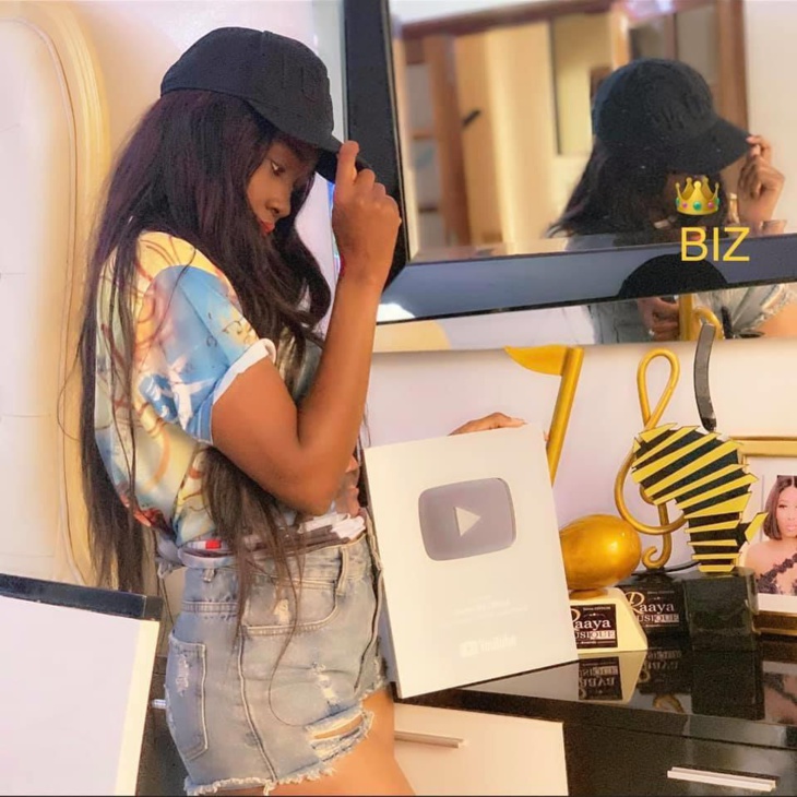 Photos - La chanteuse Queen Biz primée !
