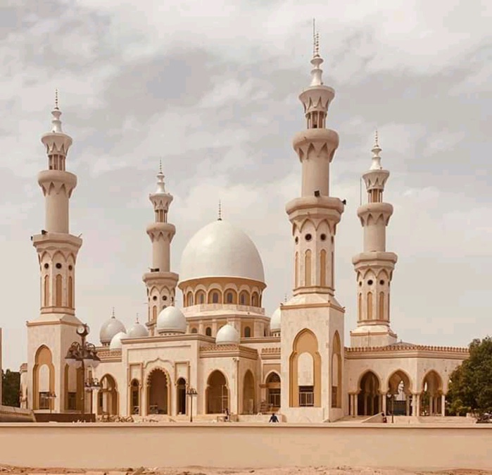 Photos-Voici quelques images de la grande mosquée de Porokhane qui sera inaugurée le 21 aout!