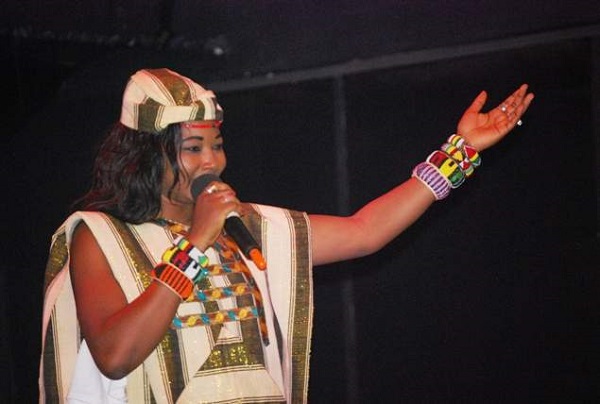 Cauchemar d’une célébrité : Une grande artiste ligotée, violée et dépouillée à son domicile Cauchemar d’une célébrité : Une grande artiste ligotée, violée et dépouillée à son domicile