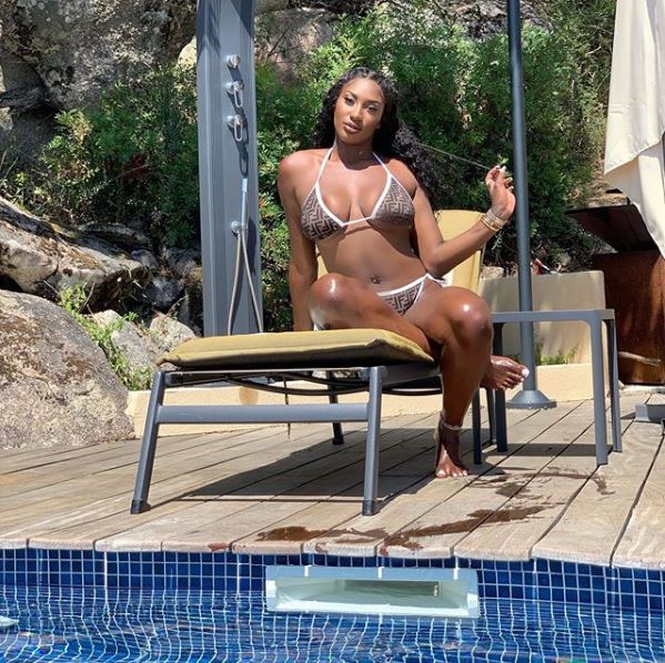 Aya Nakamura sublime en maillot de bain, elle affole la Toile (PHOTO) Aya Nakamura sublime en maillot de bain, elle affole la Toile (PHOTO)