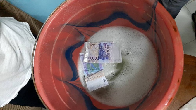 Saisie de faux billets : trois faussaires tombent avec près de 153 millions, du matériel et des produits de lavage
