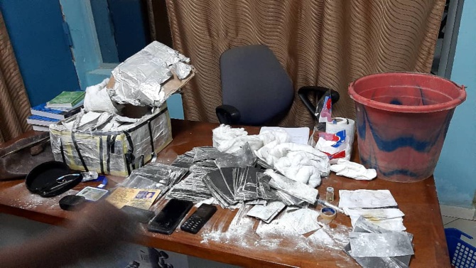 Saisie de faux billets : trois faussaires tombent avec près de 153 millions, du matériel et des produits de lavage Saisie de faux billets : trois faussaires tombent avec près de 153 millions, du matériel et des produits de lavage