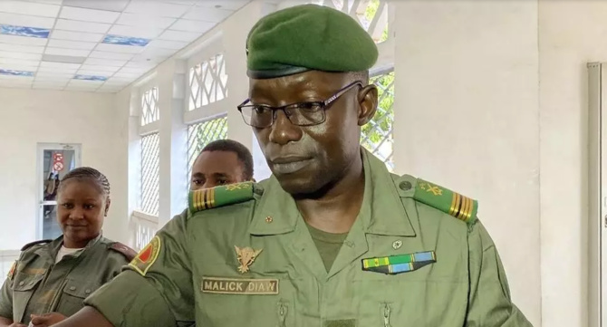 Le colonel Malick Diaw, vice-président du CNSP, arrive au ministère de la Défense malien pour une rencontre avec les partis de la majorité,