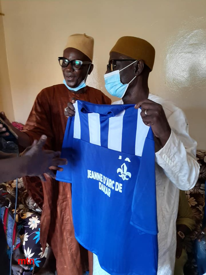 Soutien - La Jeanne d'Arc de Dakar remet une enveloppe de 400.000 F CFA à Mbaye Guèye Tigre de Fass Soutien - La Jeanne d'Arc de Dakar remet une enveloppe de 400.000 F CFA à Mbaye Guèye Tigre de Fass