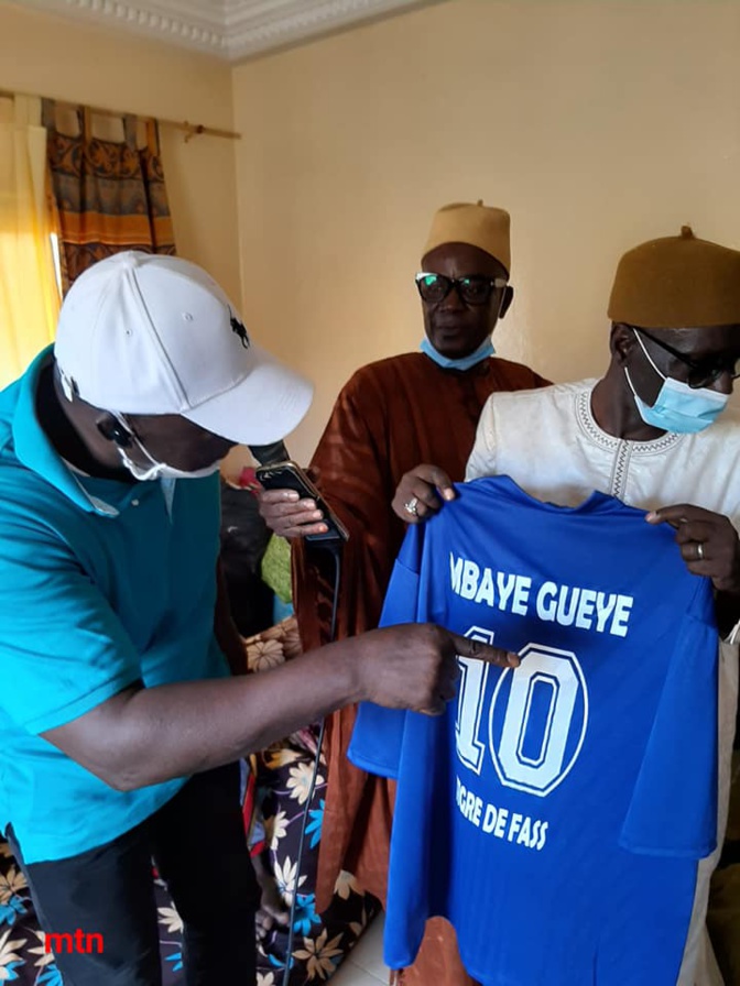 Soutien - La Jeanne d'Arc de Dakar remet une enveloppe de 400.000 F CFA à Mbaye Guèye Tigre de Fass Soutien - La Jeanne d'Arc de Dakar remet une enveloppe de 400.000 F CFA à Mbaye Guèye Tigre de Fass