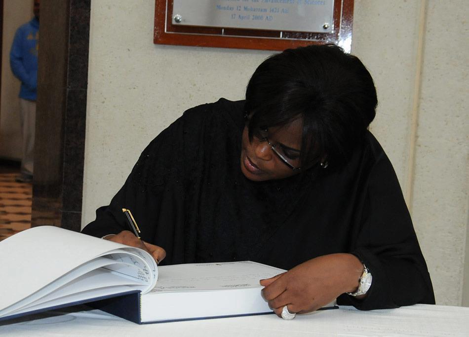 Marième Faye signant un livre d'or au Koweit 