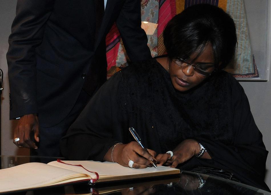 Marième Faye signant un livre d'or au Koweit 