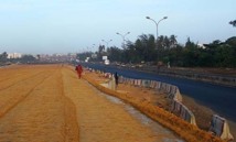 Les populations de Thiaroye et de Tivaoune Lansar bloquent les travaux de l’autoroute à péage