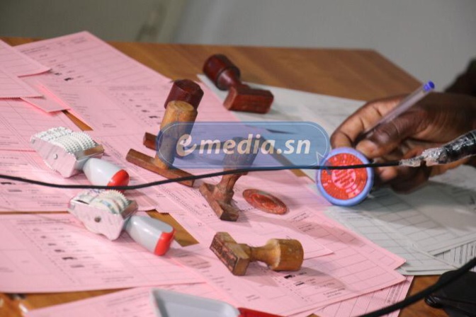 CONFECTION DE TITRES DE TRANSPORT : UN RÉSEAU DE FAUSSAIRES DÉMANTELÉ CONFECTION DE TITRES DE TRANSPORT : UN RÉSEAU DE FAUSSAIRES DÉMANTELÉ