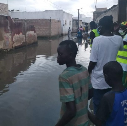 Le ministre Aly Ngouille Ndiaye en tournée dans les zones inondées : les images d’une visite de travail