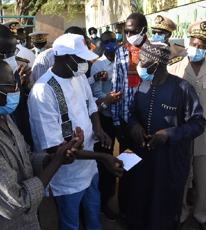 Le ministre Aly Ngouille Ndiaye en tournée dans les zones inondées : les images d’une visite de travail