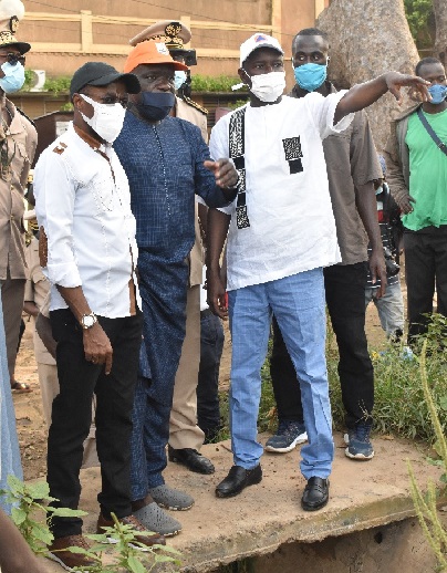 Le ministre Aly Ngouille Ndiaye en tournée dans les zones inondées : les images d’une visite de travail