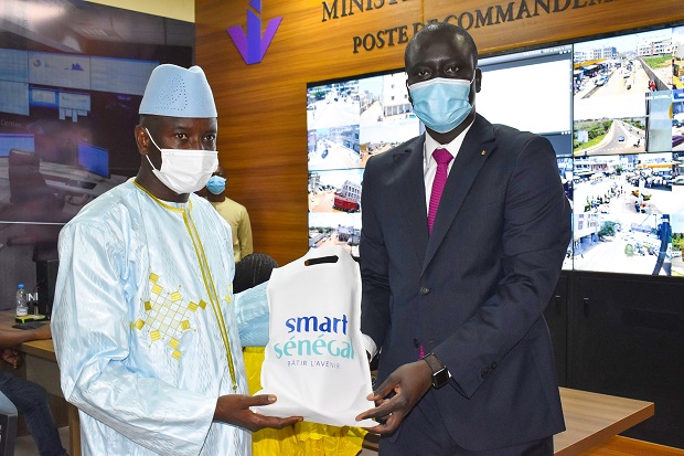 Projet Safe City: Aly Ngouille Ndiaye, le Ministre de l’Intérieur a visité le poste de commandement de Dakar Projet Safe City: Aly Ngouille Ndiaye, le Ministre de l’Intérieur a visité le poste de commandement de Dakar