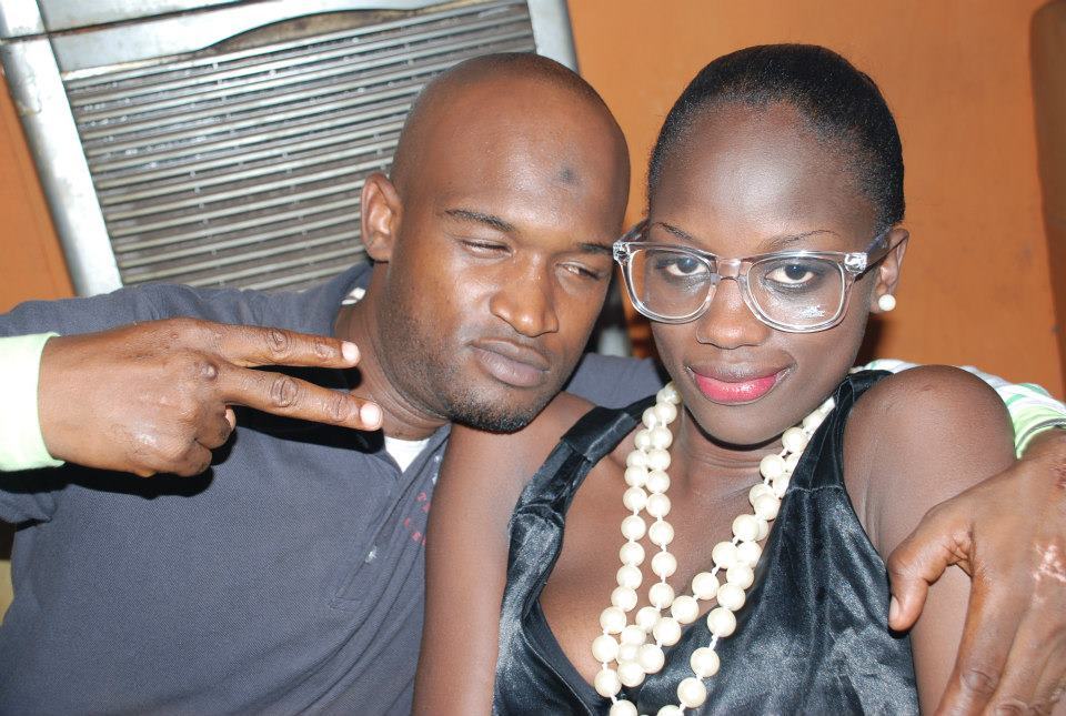 Le paparazi Sassy pose avec le mannequin Aida Ndao