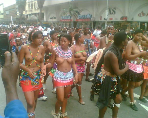 Des femmes révoltées font leur marche les seins en l’air !!!