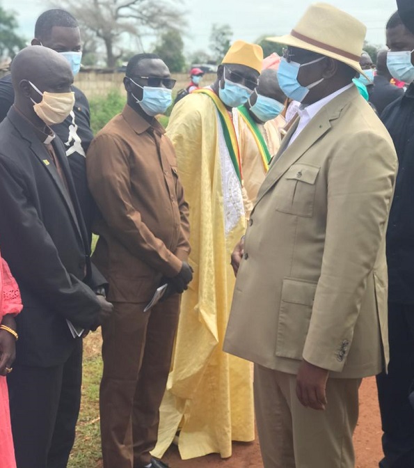 Fatick: le cortège présidentiel accueilli par une foule de militants, mais le Président Macky Sall préfère ne pas s’arrêter