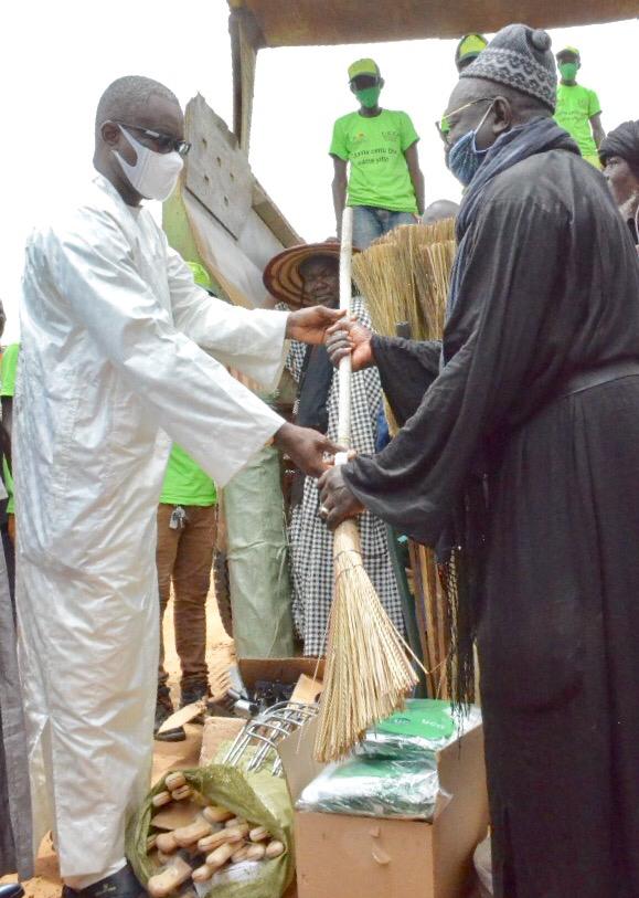 Le Ministère de l'Urbanisme remet du matériel de nettoiement pour le Magal (Photos)