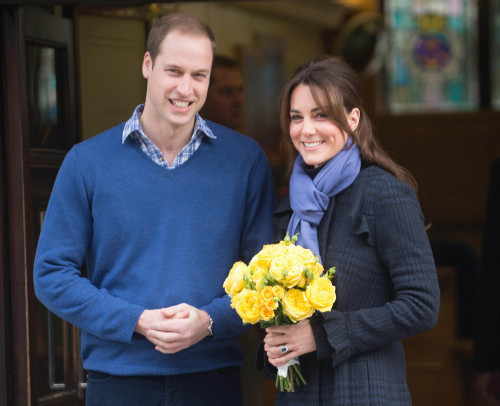 PHOTO Kate Middleton enceinte : tout sourire à sa sortie de l’hôpital