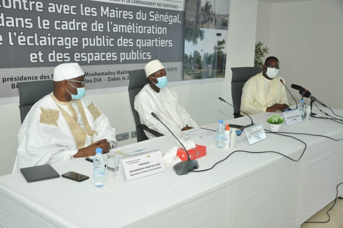 Le Ministre des Collectivités territoriales, Oumar Guèye incite les collectivités territoriales à mettre en avant l’éclairage solaire et non conventionnel