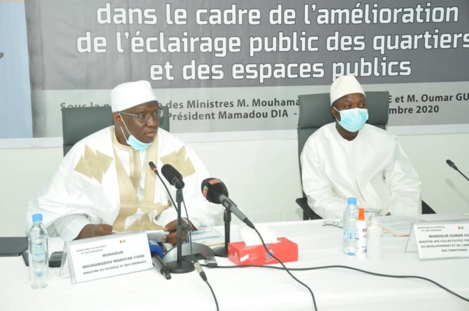 Le Ministre des Collectivités territoriales, Oumar Guéye incite les collectivités territoriales à mettre en avant l’éclairage solaire et non conventionnelle Le Ministre des Collectivités territoriales, Oumar Guéye incite les collectivités territoriales à mettre en avant l’éclairage solaire et non conventionnelle