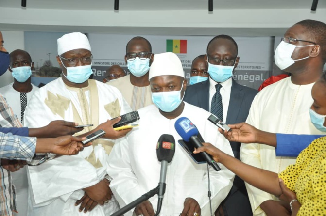 Le Ministre des Collectivités territoriales, Oumar Guéye incite les collectivités territoriales à mettre en avant l’éclairage solaire et non conventionnelle Le Ministre des Collectivités territoriales, Oumar Guéye incite les collectivités territoriales à mettre en avant l’éclairage solaire et non conventionnelle