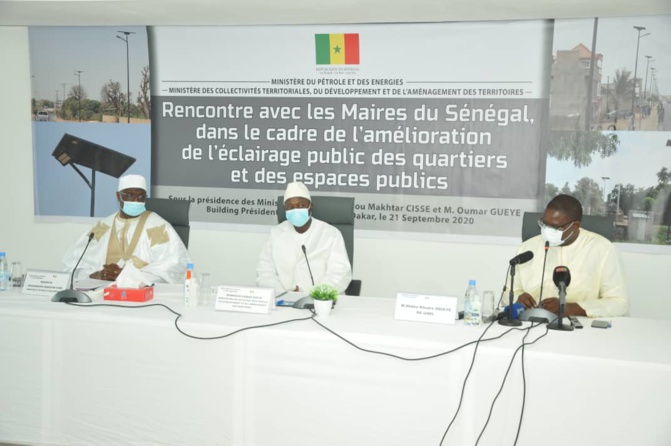 Le Ministre des Collectivités territoriales, Oumar Guéye incite les collectivités territoriales à mettre en avant l’éclairage solaire et non conventionnelle Le Ministre des Collectivités territoriales, Oumar Guéye incite les collectivités territoriales à mettre en avant l’éclairage solaire et non conventionnelle