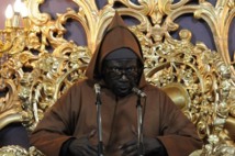 [Vidéo-Urgent]:Serigne Abdoul Aziz Sy Al Amine intronise Serigne Cheikh Tidiane Sy comme nouveau Khalif général des Tidianes