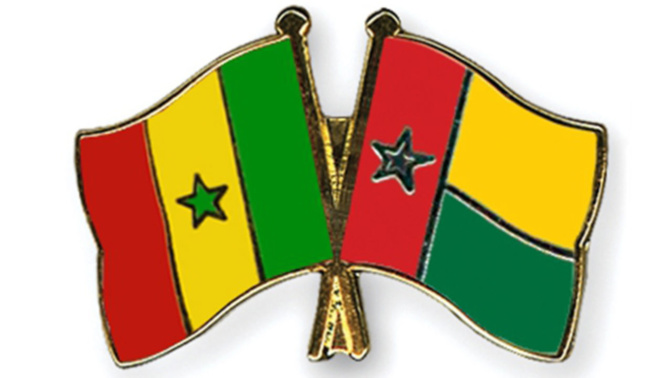 Avenues aux noms de Macky Sall et de Buhari: Des Bissau-guinéens marchent sur le drapeau du Sénégal